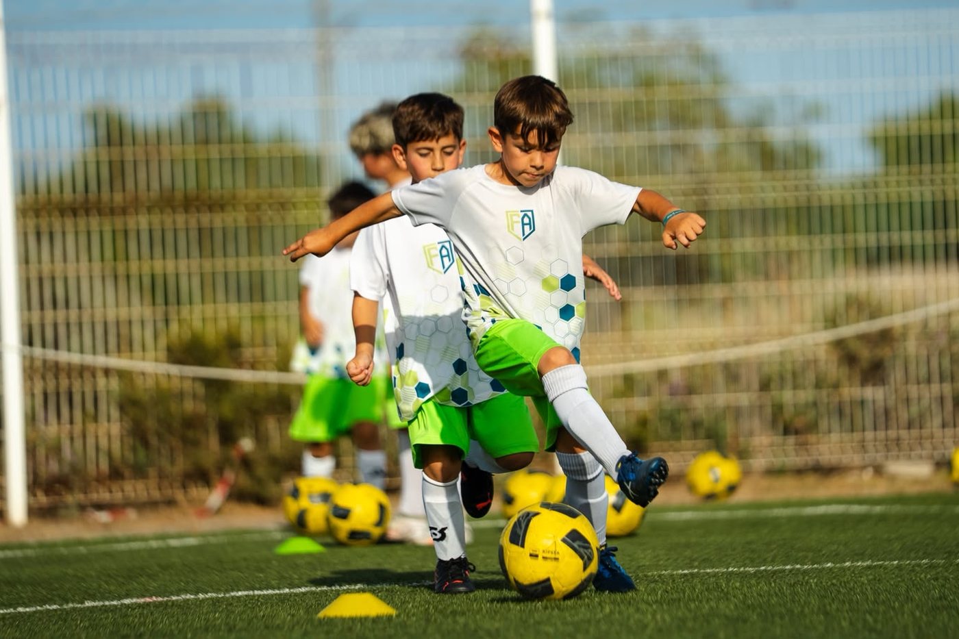 Atletas da FootAcademy em exercício de finalização
