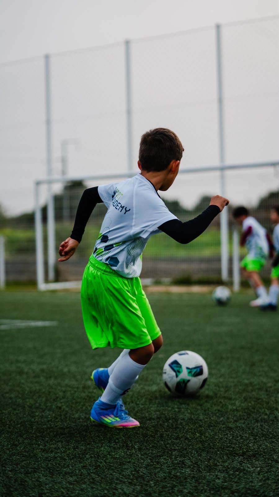 Atleta da FootAcademy a conduzir a bola
