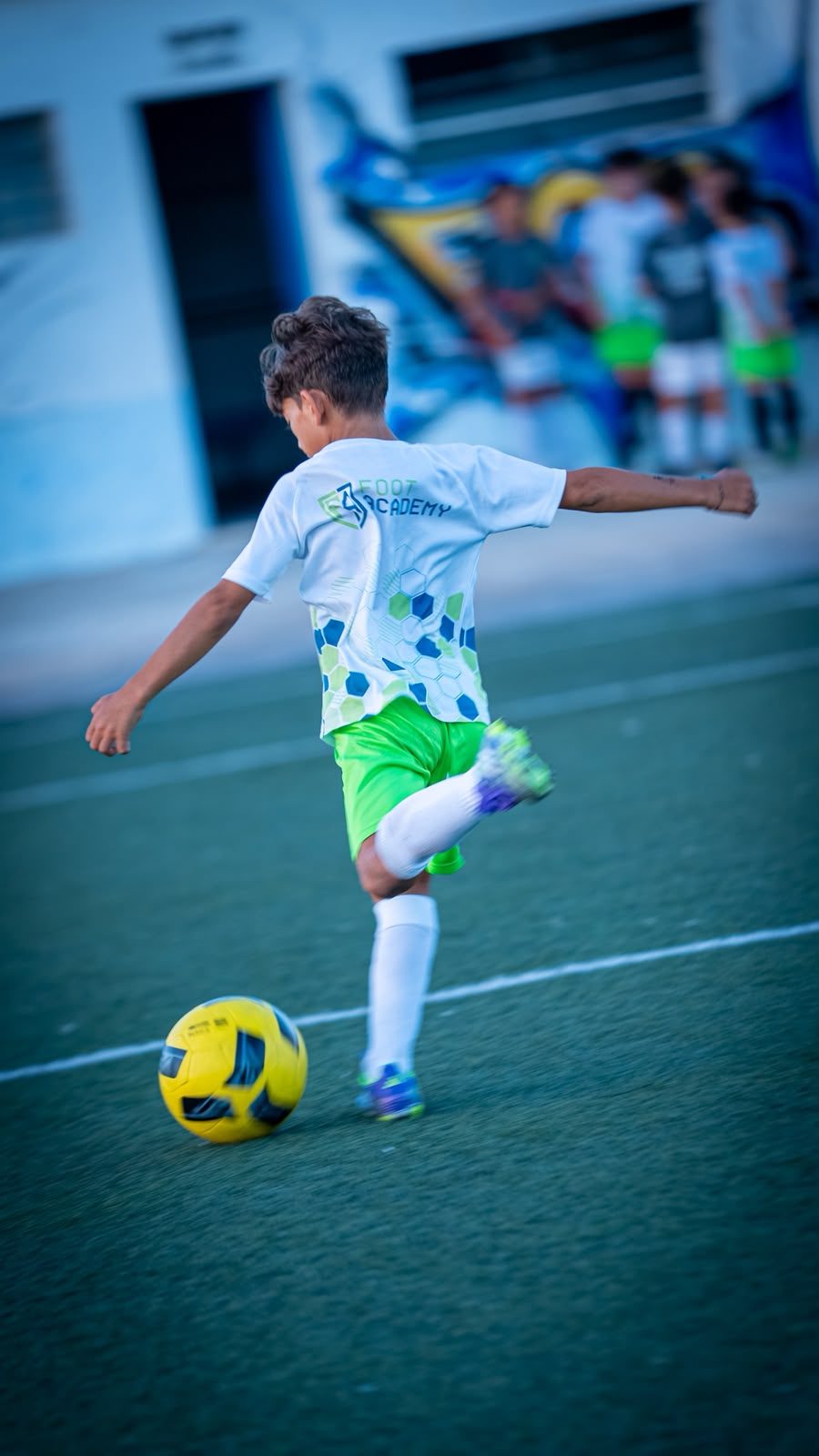 Atleta da FootAcademy a rematar